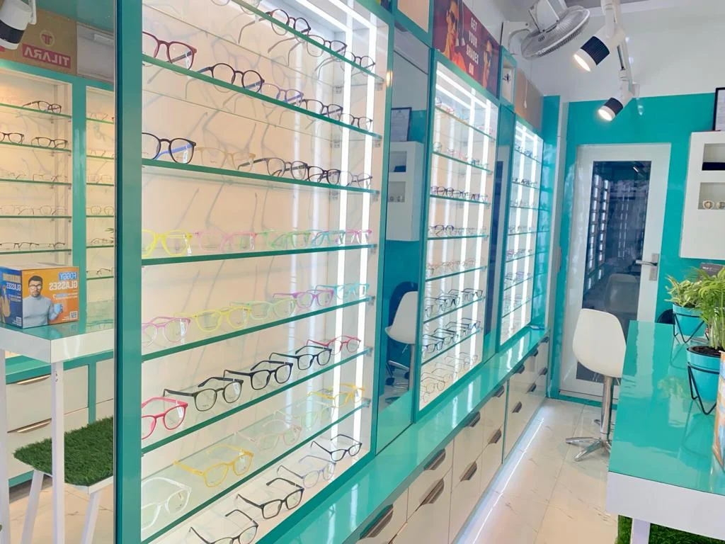 R M OPTICALS